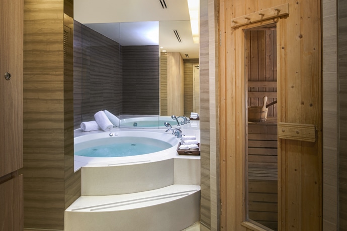 室內按摩浴缸和桑拿室 - 曼谷莎瑪阿索克湖景服務式公寓